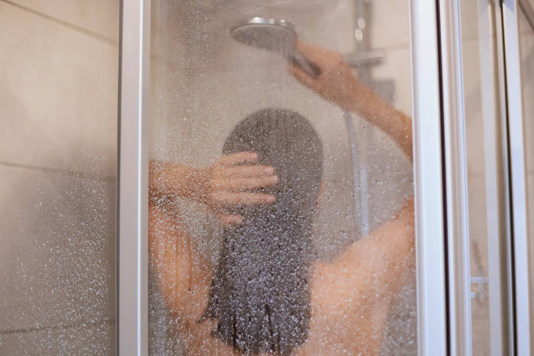 Doccia-mania: 7 segreti che non ti hanno mai raccontato (e come il box doccia a soffietto può cambiarti la vita)
