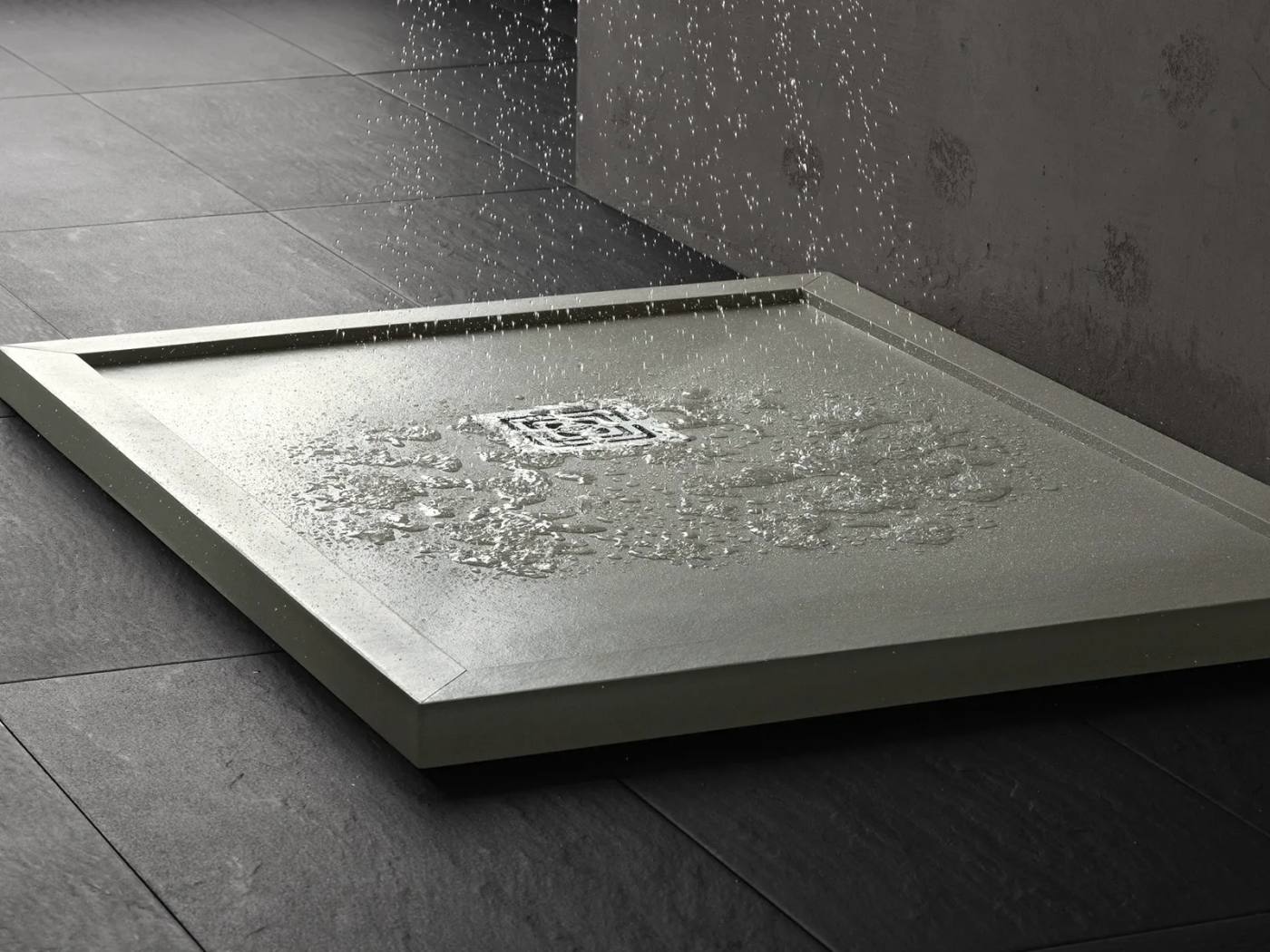 Piatto doccia effetto pietra: estetica naturale e prestazioni concrete