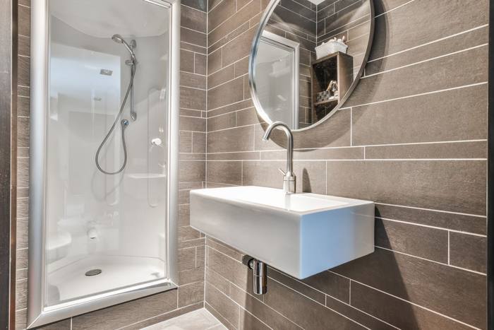 Soluzioni doccia per bagni piccoli: 4 pratiche eleganti e su misura