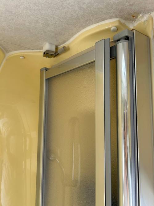 Box doccia compatto in un camper
