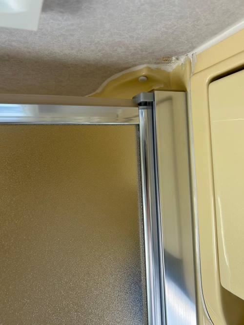 Dettaglio del cristallo di un box doccia per camper