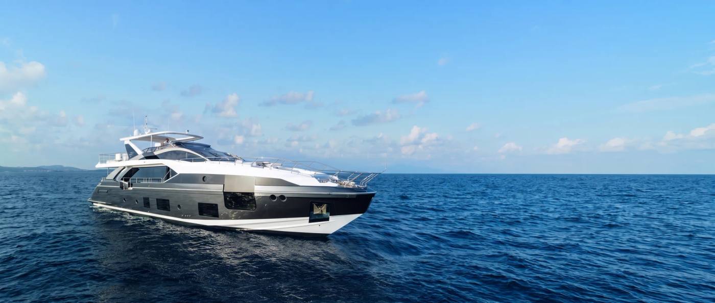 Yacht in navigazione in mare aperto