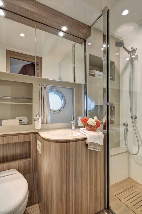 Box doccia nel bagno master di uno yacht A50